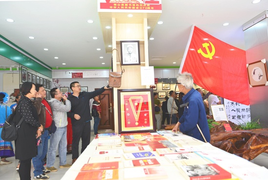 市民参观老照片3王翔摄.jpg 市民参观老照片3王翔摄.jpg