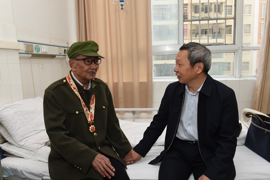 看望刘家保老人.JPG 看望刘家保老人.JPG