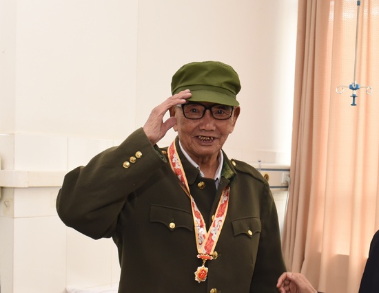 刘家保老人敬礼.jpg 刘家保老人敬礼.jpg