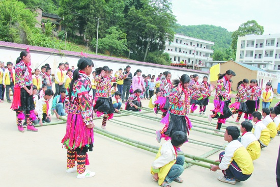 花倮学生在校园里学习非遗文化传承.jpg