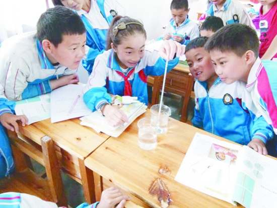 学生在开展科学实验.jpg