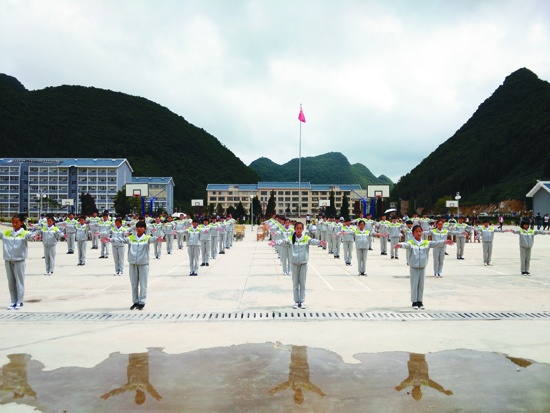 学生在新县一中开展大课间活动.jpg