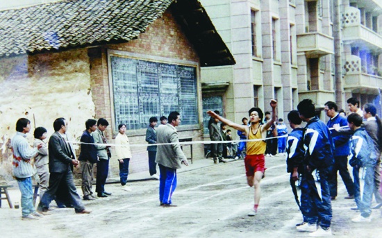 曾经的老县一中校园活动场所匮乏.jpg