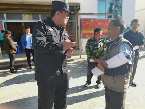图为樊杰在向群众宣传安全防范常识(供图).jpg