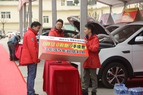 图为工作人员正在布置车展.jpg 图为工作人员正在布置车展.jpg
