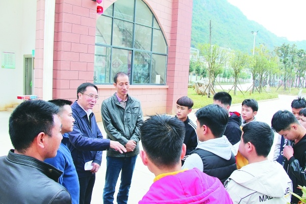 云南省教育厅调研组在省委高校工委常务副书记、省教育厅党组成员杨林（左三）的带领下，到西畴县对义务教育控辍保学和高中阶段教育普及攻坚行动计划工作情况开展专题调研。.jpg