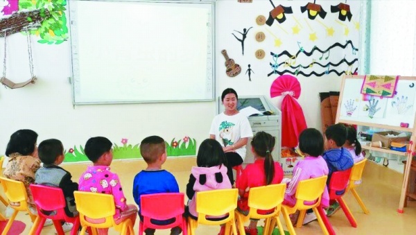 农村的孩子们在“山村幼儿园”项目的教室里快乐地上课.jpg