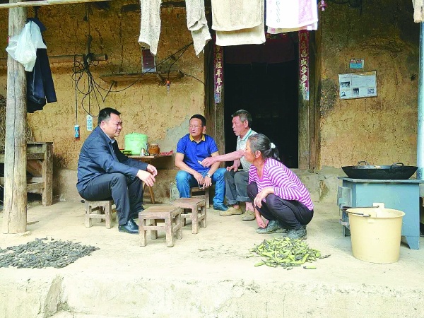 西畴县委主要领导到农户家中开展流失生劝返工作.jpg
