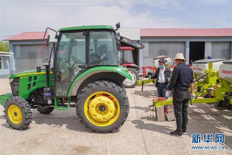 (在习近平新时代中国特色社会主义思想指引下——新时代新作为新篇章·习近平总书记关切事·图文互动)(7)让农民挑上“金扁担”——农业现代化的生动实践扫描