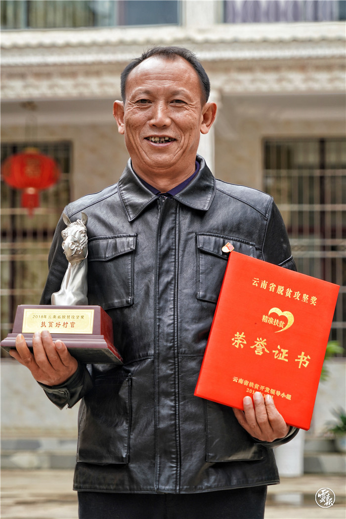 刘丕荣说:“国家对自己的褒奖沉甸甸。” 刘珈彤 摄.jpg