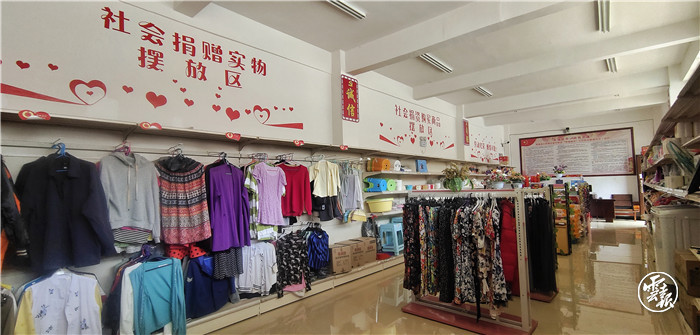 物资丰富的幸福超市 刘珈彤 摄.jpg