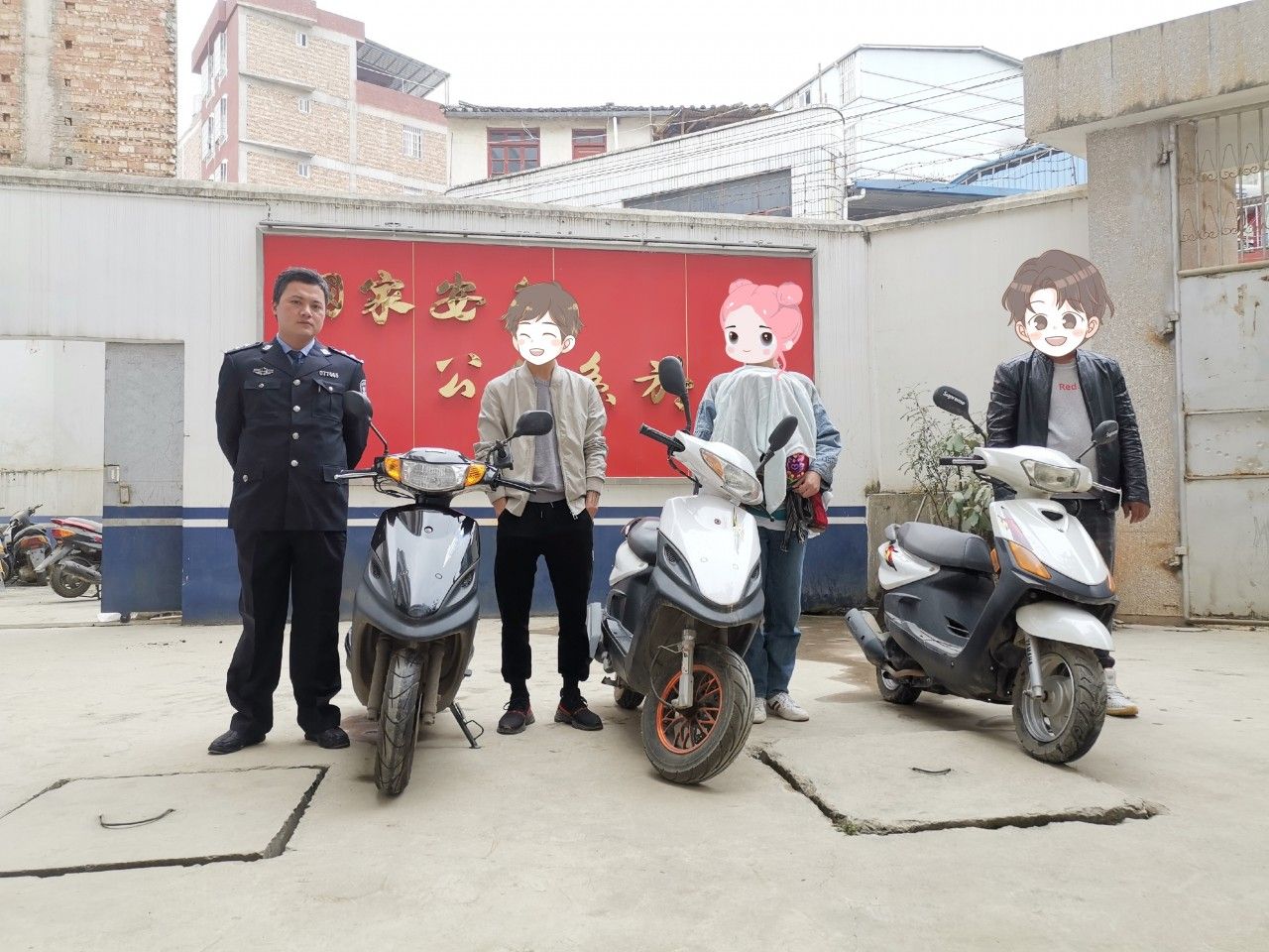 蜀黎向群众返还摩托车.jpg