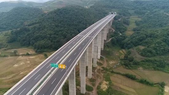 2017年蒙自经文山至砚山高速公路建成通车，从文山至蒙自的行车时间从三个半小时压缩至一个半小时。1.jpeg