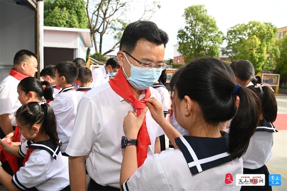 戴红领巾.JPG