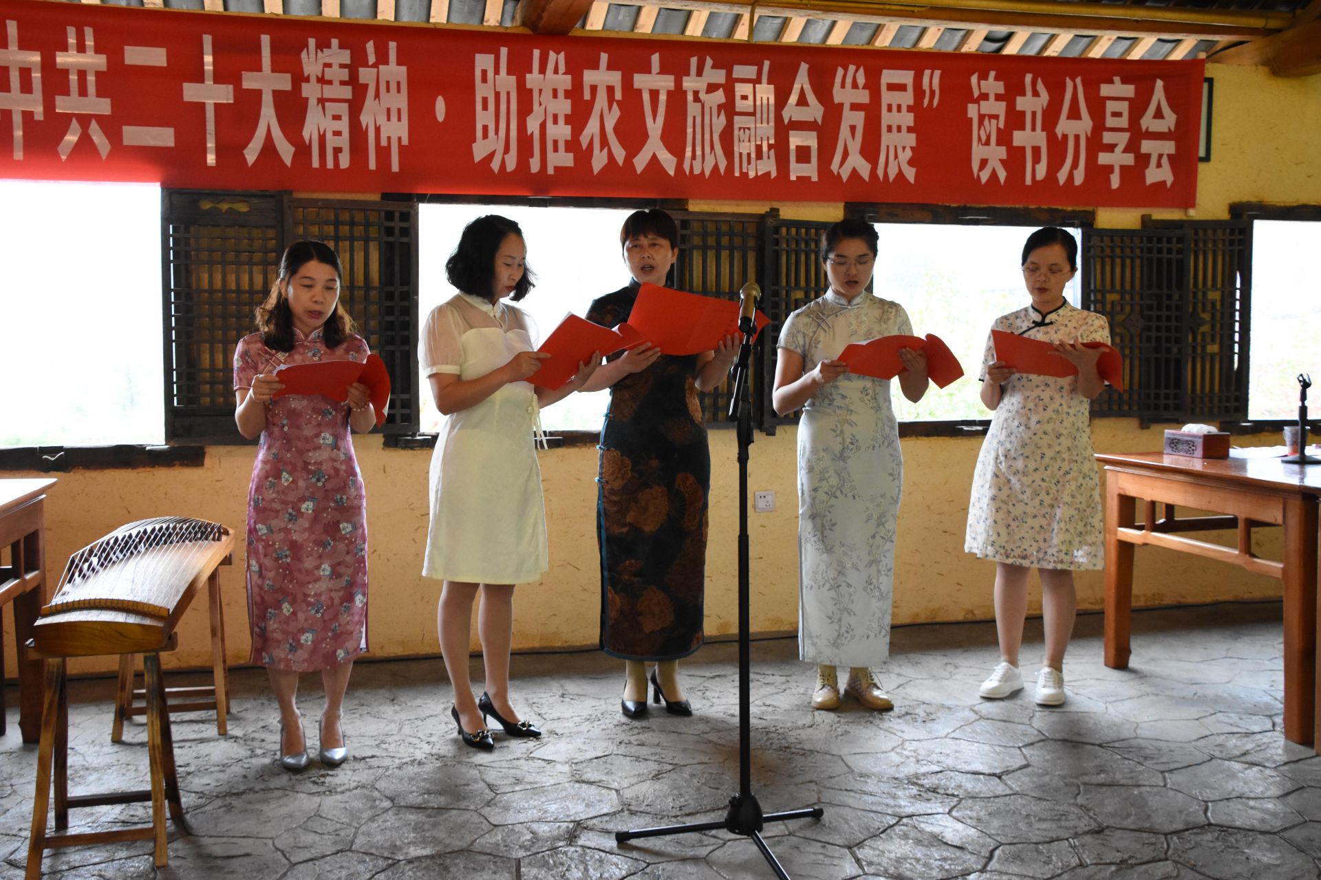 读书会现场.jpg 读书会现场.jpg
