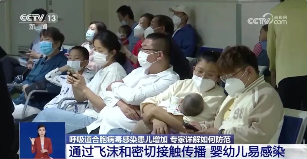 家长携儿童在医院等候就诊.jpg