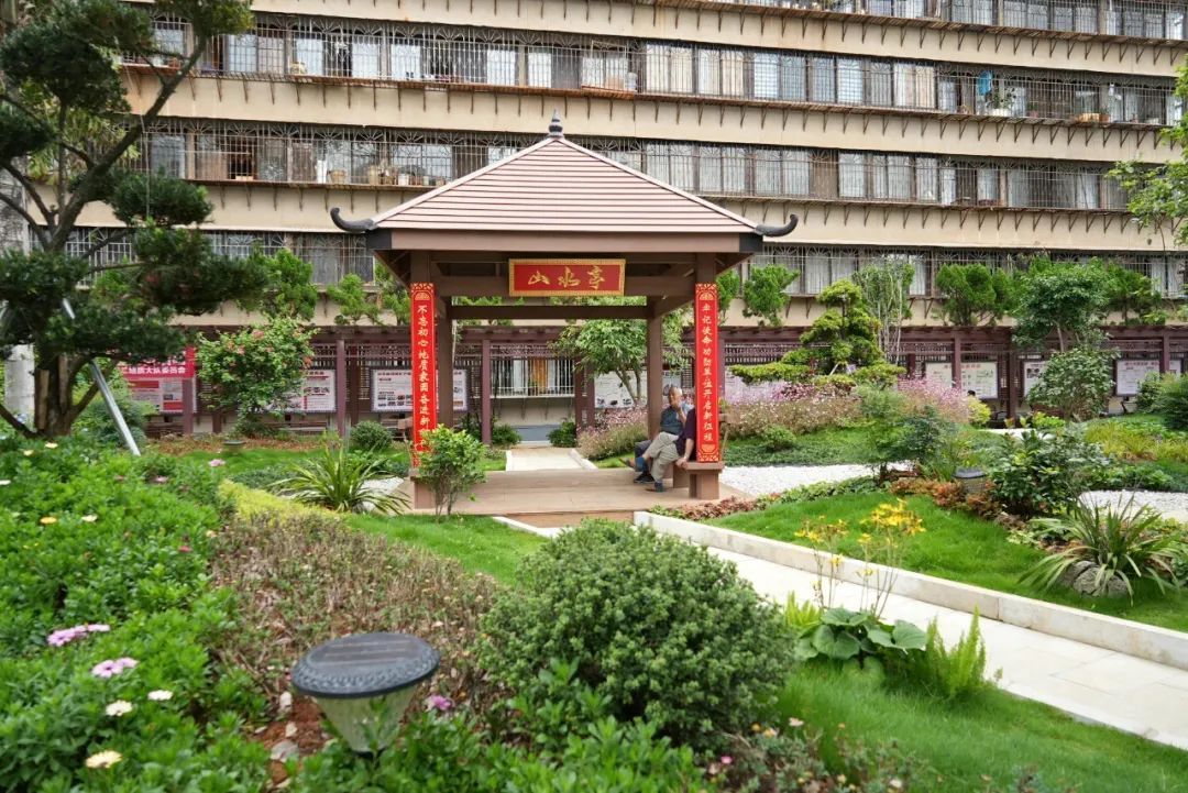 文山市：小区秀美如画2.jpg