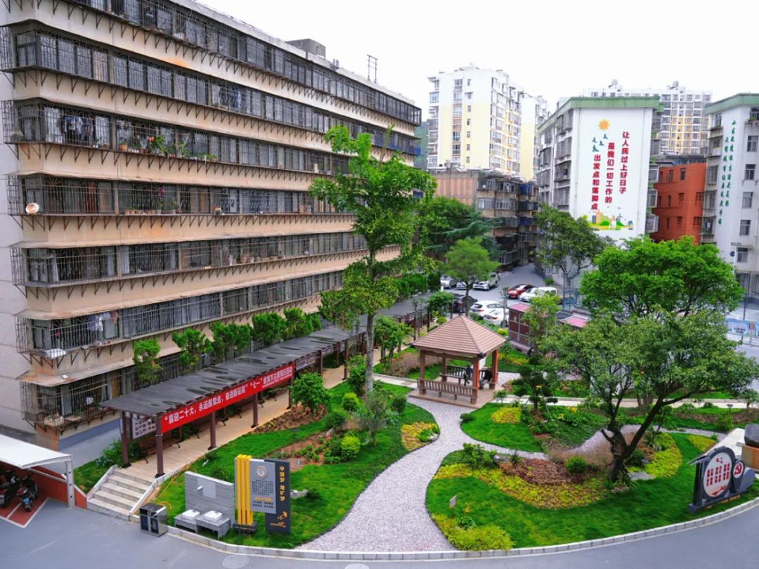 文山市：小区秀美如画.jpg