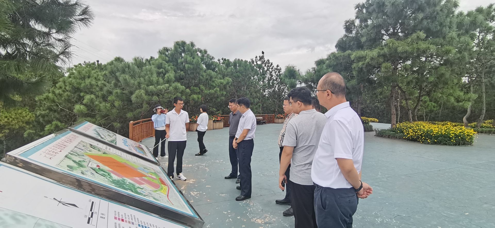 云南绿色铝创新产业园项目建设砚山指挥部办公室负责人王乔长工作中.jpg