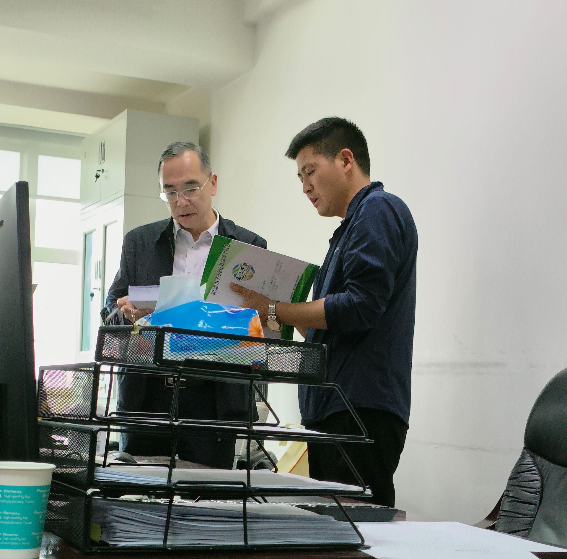 昭通市公共就业和人才服务中心副主任董程鹏工作中.jpg