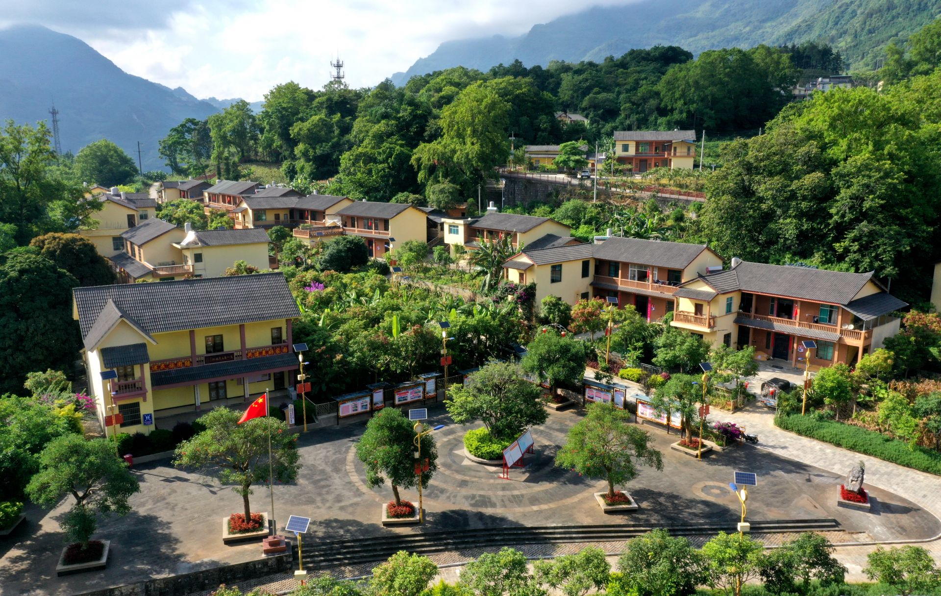 现代化边境小康村(老寨).jpg 现代化边境小康村(老寨).jpg