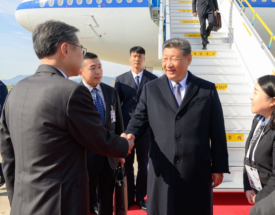 当地时间10月30日上午，国家主席习近平乘专机抵达韩国，应大韩民国总统李在明邀请，出席亚太经合组织第三十二次领导人非正式会议并对韩国进行国事访问。这是习近平抵达釜山金海国际机场时，韩国外长赵显等高级官员热情迎接。