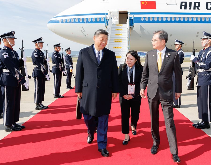   当地时间10月30日上午，国家主席习近平乘专机抵达韩国，应大韩民国总统李在明邀请，出席亚太经合组织第三十二次领导人非正式会议并对韩国进行国事访问。这是习近平抵达釜山金海国际机场时，韩国外长赵显等高级官员热情迎接。
