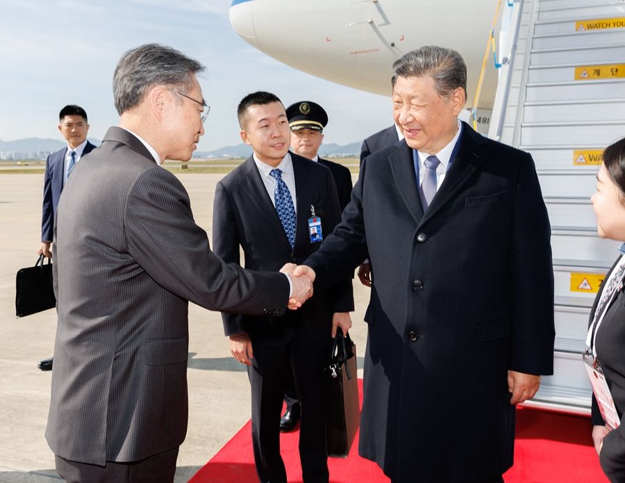 当地时间10月30日上午，国家主席习近平乘专机抵达韩国，应大韩民国总统李在明邀请，出席亚太经合组织第三十二次领导人非正式会议并对韩国进行国事访问。这是习近平抵达釜山金海国际机场时，韩国外长赵显等高级官员热情迎接。