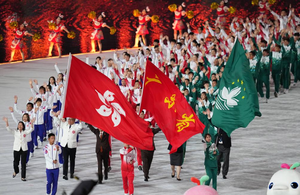 11月9日，广东省体育代表团、香港特别行政区体育代表团和澳门特别行政区体育代表团在第十五届全国运动会开幕式上共同入场。新华社记者 赖向东 摄