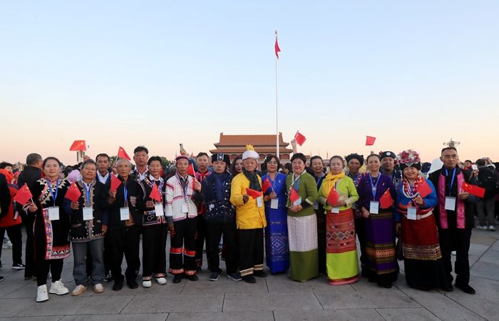 云南普洱民族团结誓词碑盟誓代表后代在天安门广场合影留念。滕俊摄