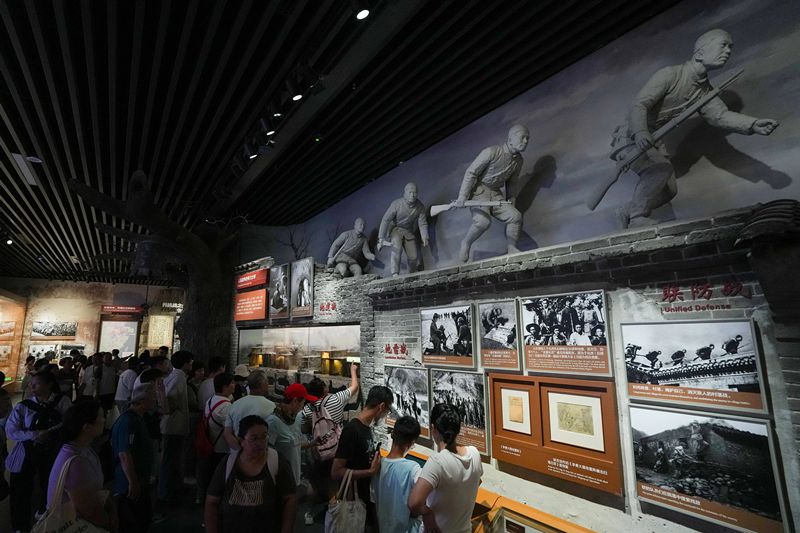 2025年7月8日,参观者在中国人民抗日战争纪念馆参观《为了民族解放与世界和平》主题展览。