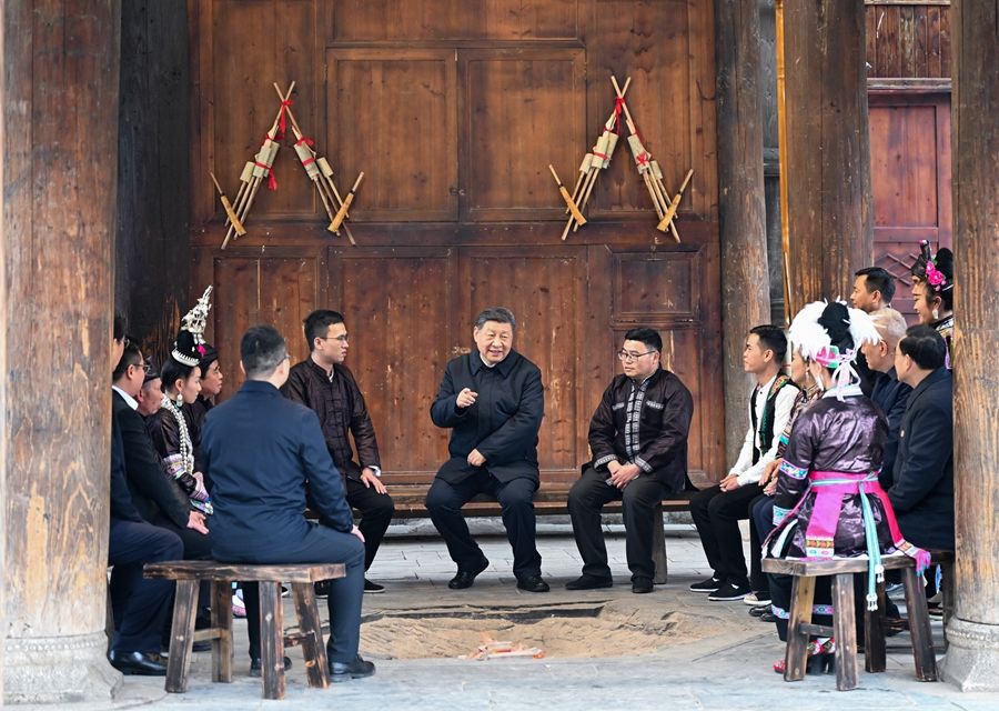 2025年3月17日至18日，中共中央总书记、国家主席、中央军委主席习近平在贵州考察。这是17日下午，习近平在黔东南州黎平县肇兴侗寨考察时，在信团鼓楼同村干部和村民代表围坐在火塘边，共话乡村全面振兴。新华社记者 燕雁 摄