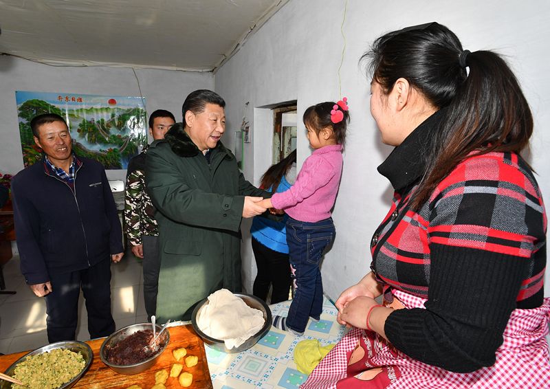2017年1月24日,习近平总书记在河北张家口市张北县小二台镇德胜村村民徐学海家中看望。