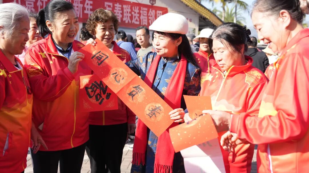 张显荣（右三）在和旅居好友分享自己写的春联 廖显春摄 (2).jpg