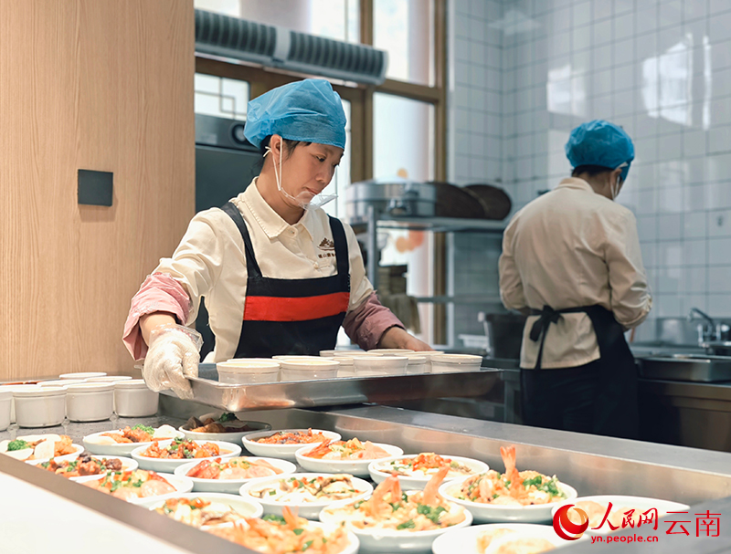 【4】康养中心每天为前来疗养的群众搭配养生膳食。人民网-尹馨摄
