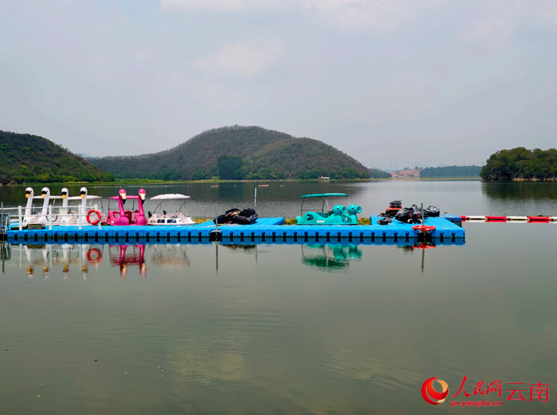 【6】当地利用听湖水域打造龙舟等水上项目。人民网-尹馨摄
