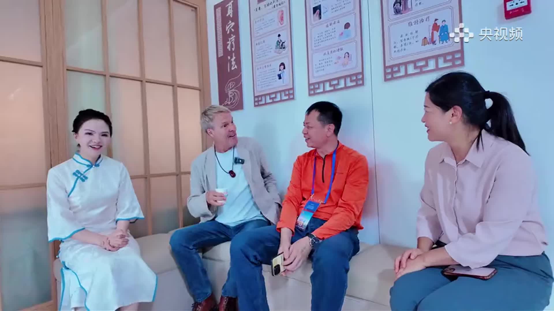 【中医药康旅】暑期康养游出圈 外籍友人体验云南中医养生