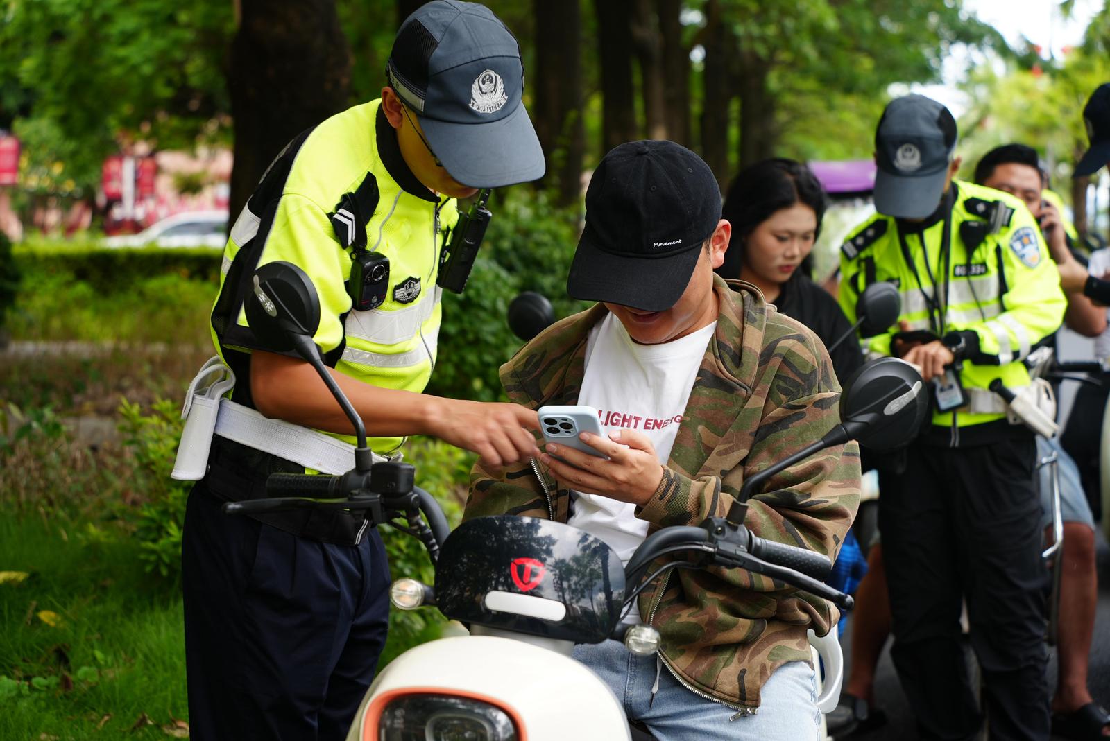 不罚款不扣车，文山交警让他们“看警示片学安全”