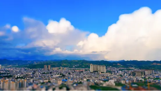 醉美广南夏景：天蓝云畅风光好 高铁飞驰入画来