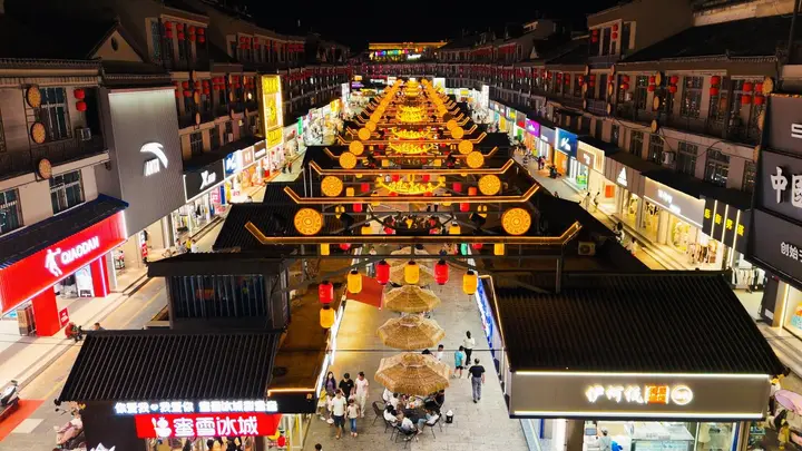 广南句町夜花街夜间经济火热