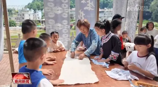 央视《晚间新闻》：富宁新华暑期公益托管班，“托”起孩子多彩假期