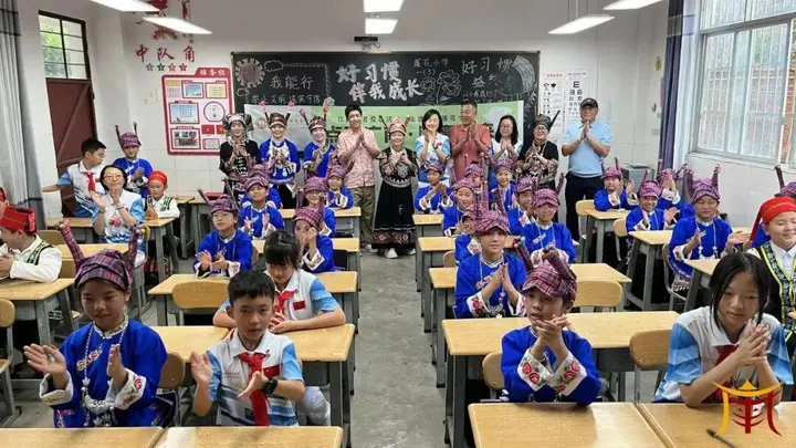  “点亮广南·点亮未来”公益助学走进广南县莲花小学