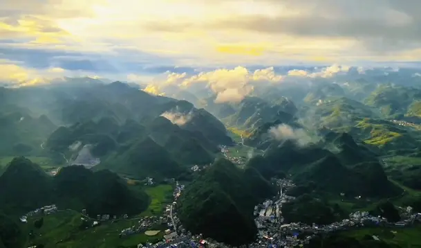 人民日报客户端：远山如黛 云雾缭绕！云南富宁雨后美成水墨画