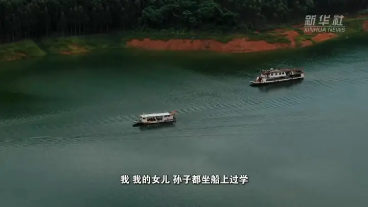 新华社关注:富宁“水上校车”守护库区孩子求学路