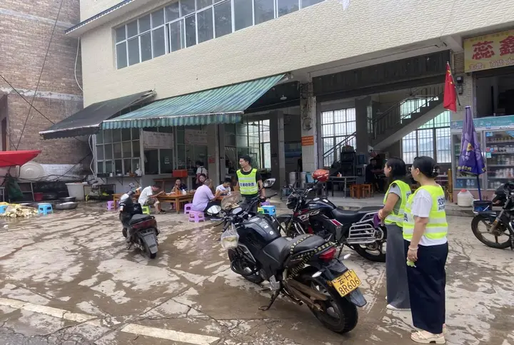  麻栗坡县杨万乡：“志愿红”与“荧光绿”描绘道路交通安全亮丽“枫景线”