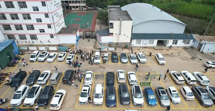 从“无处可停”到“有位有序”，文山市卧龙街道民生实事护校园平安