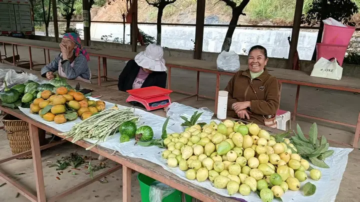 西畴莲花塘：农特小集市解决群众卖难大问题