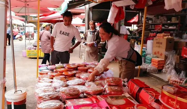 中秋未至 市场先“浓”！丘北月饼水果C位上市