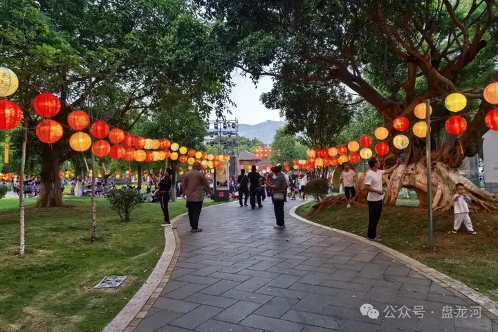 明月泻流韵 山城腾欢歌 