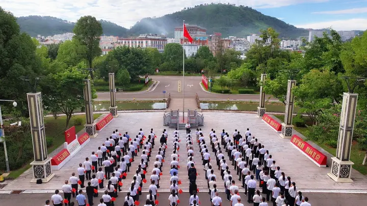 文山:国旗飘扬,祝福祖国
